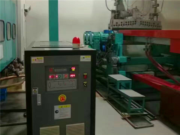模溫機是選油溫機還是水溫機比較好？水溫機與油溫機是以傳熱媒體為分類依據(jù)的兩種不同類型的模溫機，水溫機和油溫機有不同的區(qū)別，使用也有差別，模溫機是選油溫機還是水溫機比較好